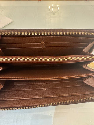 Louis Vuitton Zippy Organizer wallet - like new